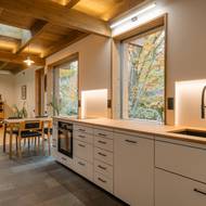 Obytné prostory jsou zařízené střídmě a vkusně. 