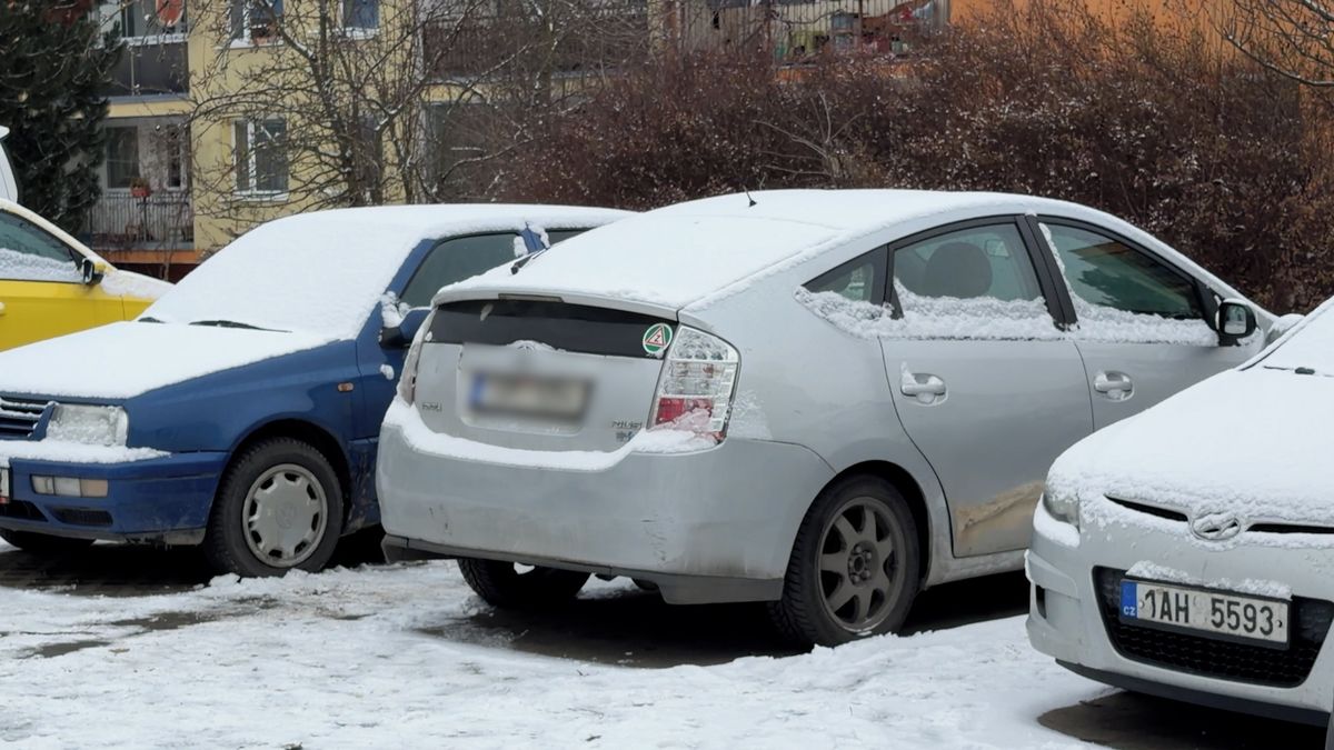 Pod zaparkovaným autem v Praze ležel mrtvý muž