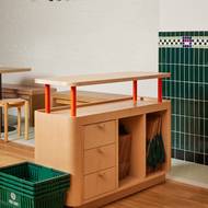 Nechybí speciální tradingové stoly.