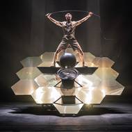 Osud Faëthona (Tomáš Havlínek) varuje před mladickou nerozvážností a touhou vyrovnat se bohům.