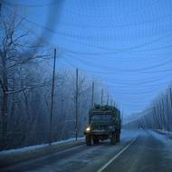 I pod protidronové sítě si na silnice troufne málokdo.