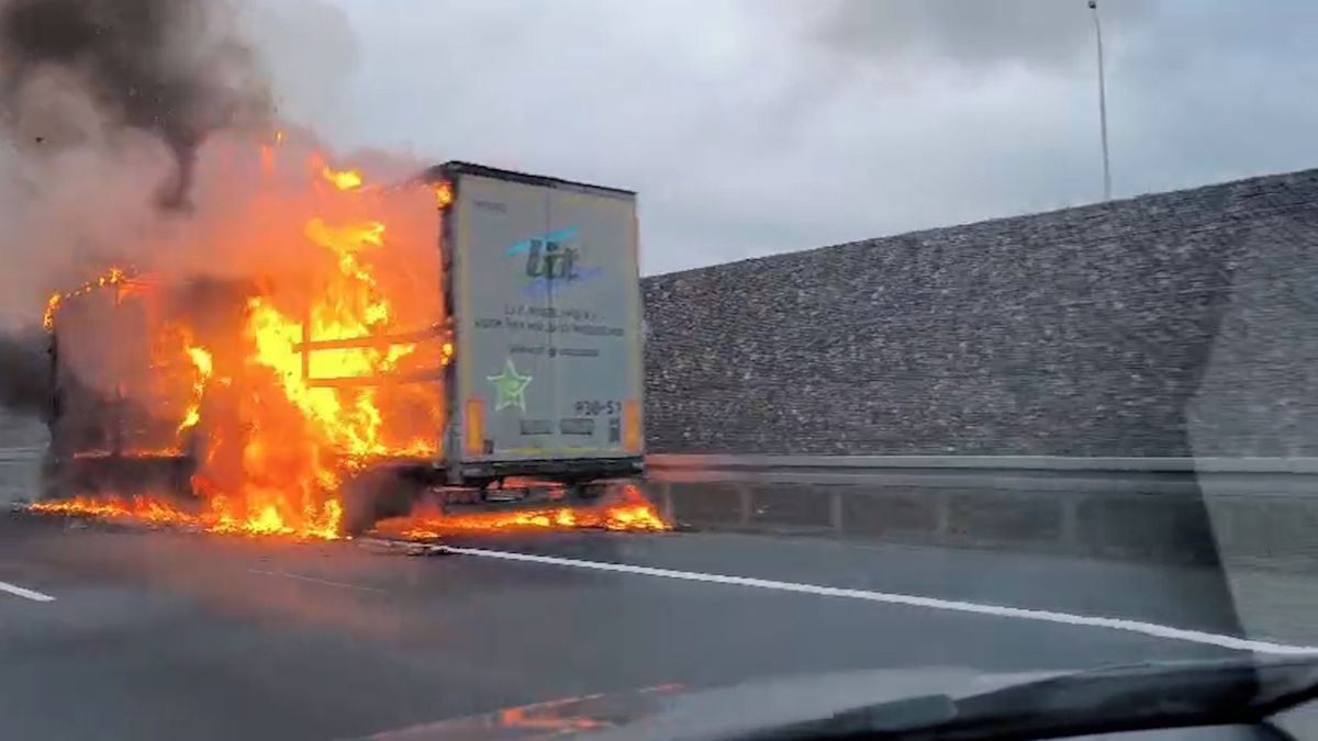 Požár kamionu zastavil dálnici D8 u Prahy