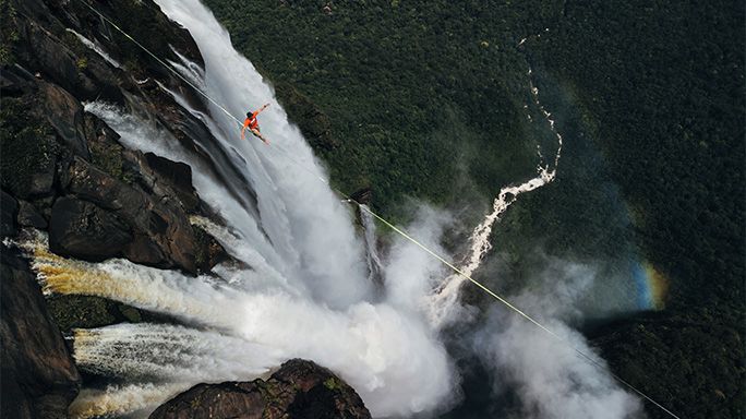 Kilometrová propast. Slacklineři přešli lano nad nejvyšším vodopádem světa
