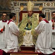 Jude Law, seriál Mladý papež (2016), režie Paolo Sorrentino. Televizní série znamenala zásadní moment. Law jako Pius XIII. byl chladný, tajemný, občas provokativní. Série vyvolala diskuse i mimo filmové kruhy.