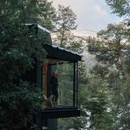 Chatky se v krajině doslova ztrácejí. Pomáhá tomu jejich tvar i barva.