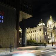 Vlajku doplňoval nápis v češtině a angličtině.