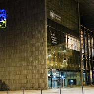 Aktivisté promítali na Novou budovu Národního muzea v Praze ukrajinskou vlajku.