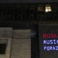 Aktivisté promítali na Novou budovu Národního muzea v Praze ukrajinskou vlajku.