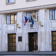 Česká a unijní vlajka na Ministerstvu zdravotnictví.