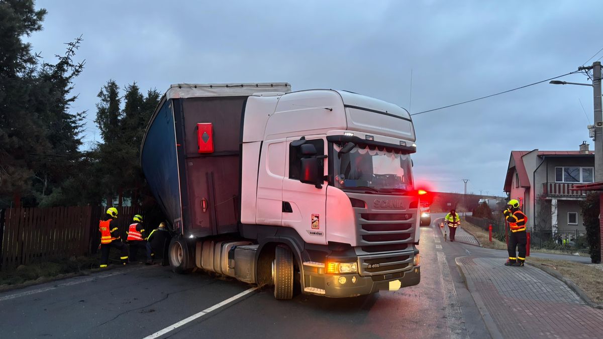Nehoda kamionu zablokovala silniční tah mezi Opavou a Krnovem