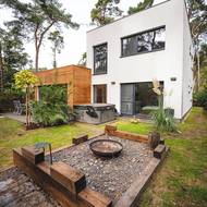 Krbová kamna nemají, a tak nasekané dřevo z pokácených stromů používají na grilování. Mají ohniště a gril, takže za spoustu let to jistě spotřebují.