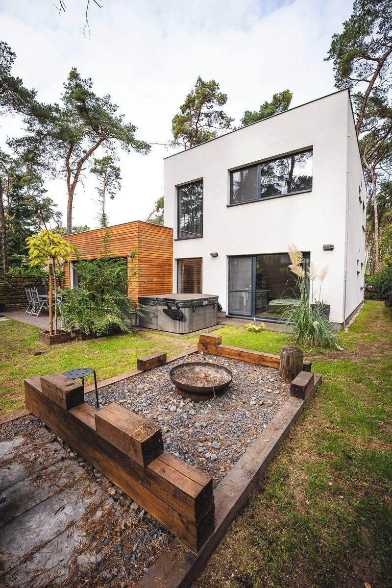 Krbová kamna nemají, a tak nasekané dřevo z pokácených stromů používají na grilování. Mají ohniště a gril, takže za spoustu let to jistě spotřebují.