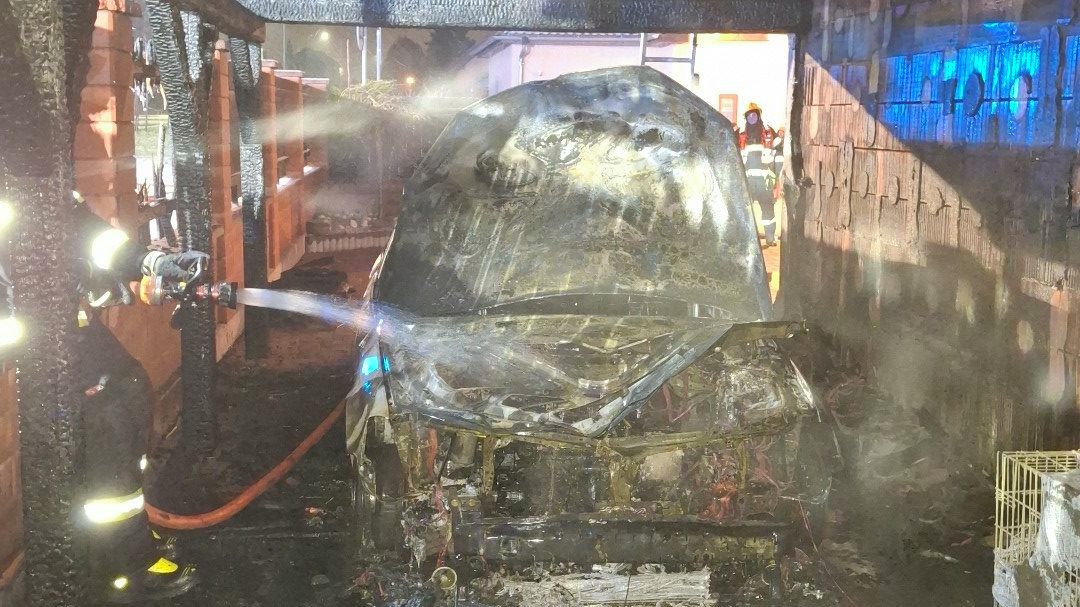 Na Přerovsku hořelo auto v garáži, oheň se rozšířil i do okolí