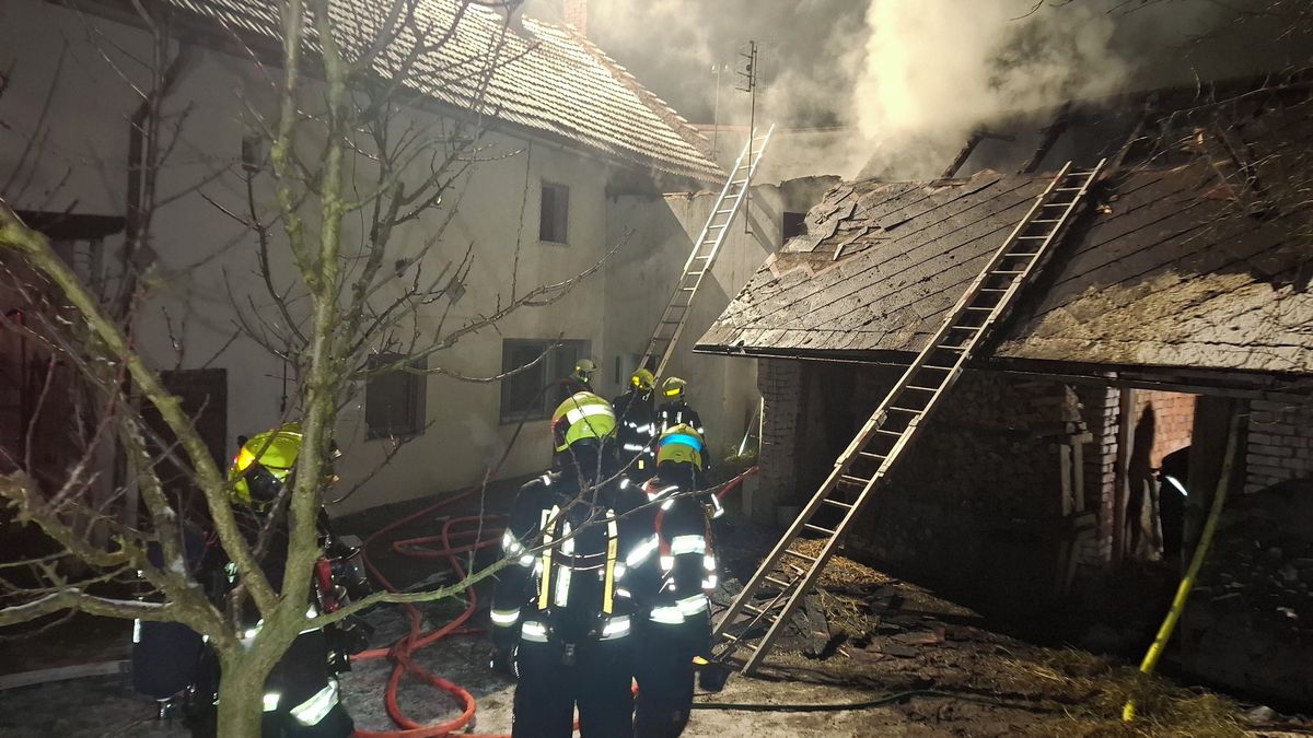 Na Olomoucku zaměstnal hasiče požár stavení u rodinných domů