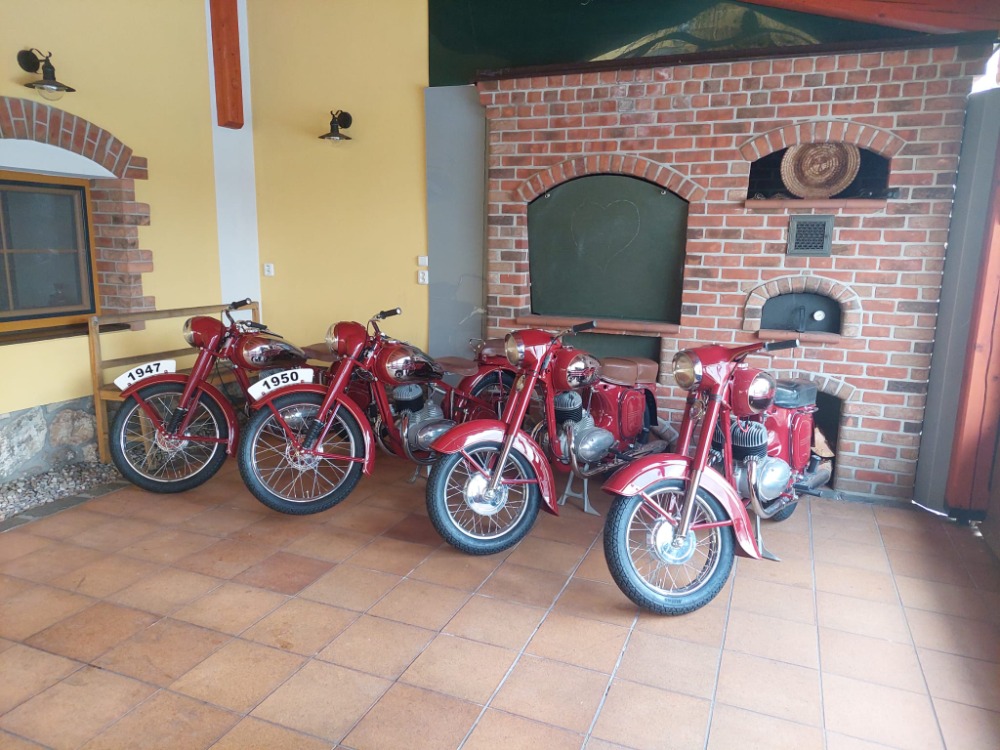 Policisté dopadli zloděje historických motorek na Českobudějovicku. Po samotných strojích ale nadále pátrají