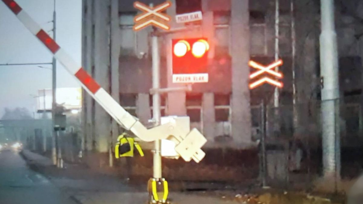 Muž v Ostravě riskantně přecházel koleje před zraky policistů. Nevadily mu závory, světla ani zvukový signál