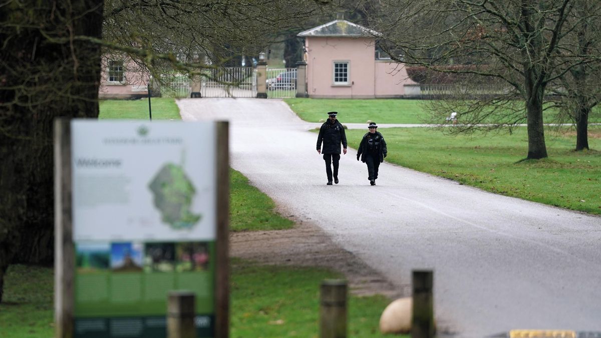 Britská policie prohledává bývalé sídlo králova bratra Andrewa