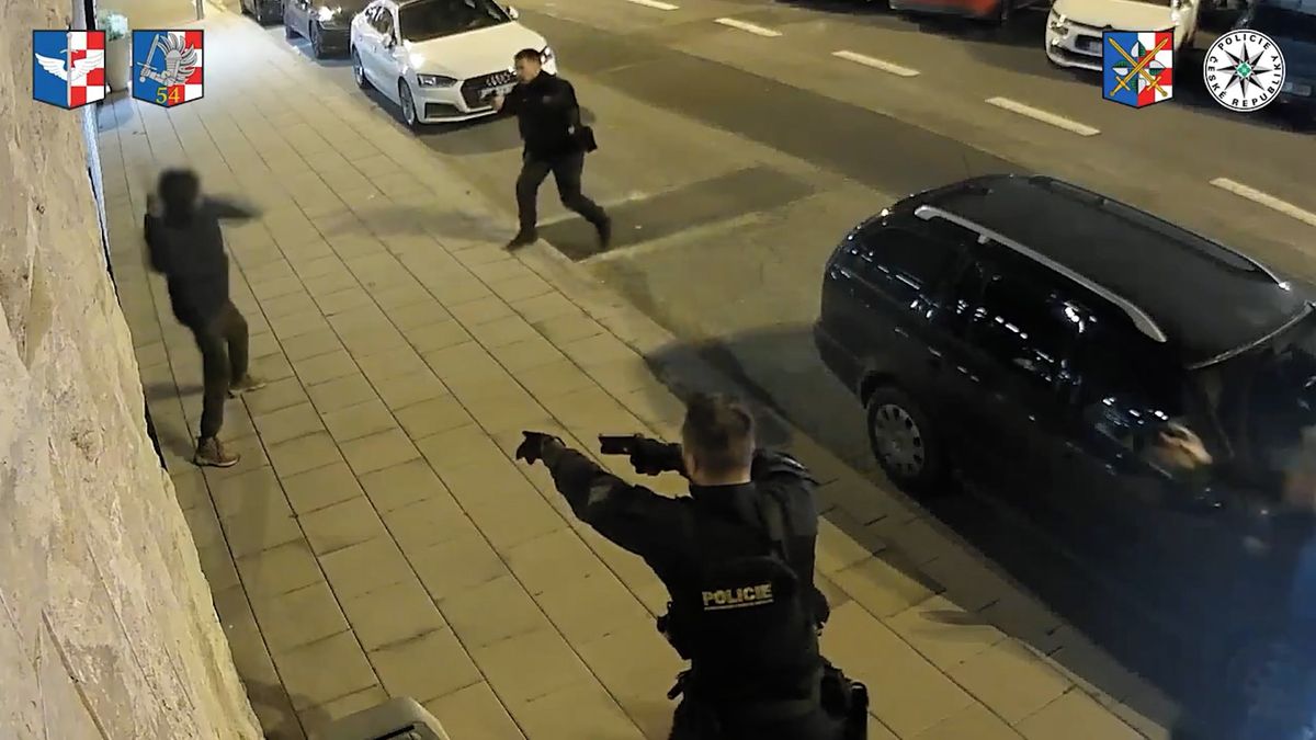 Nejlepší video z policejní akce je loňský zásah proti cizinci s nožem v Olomouci