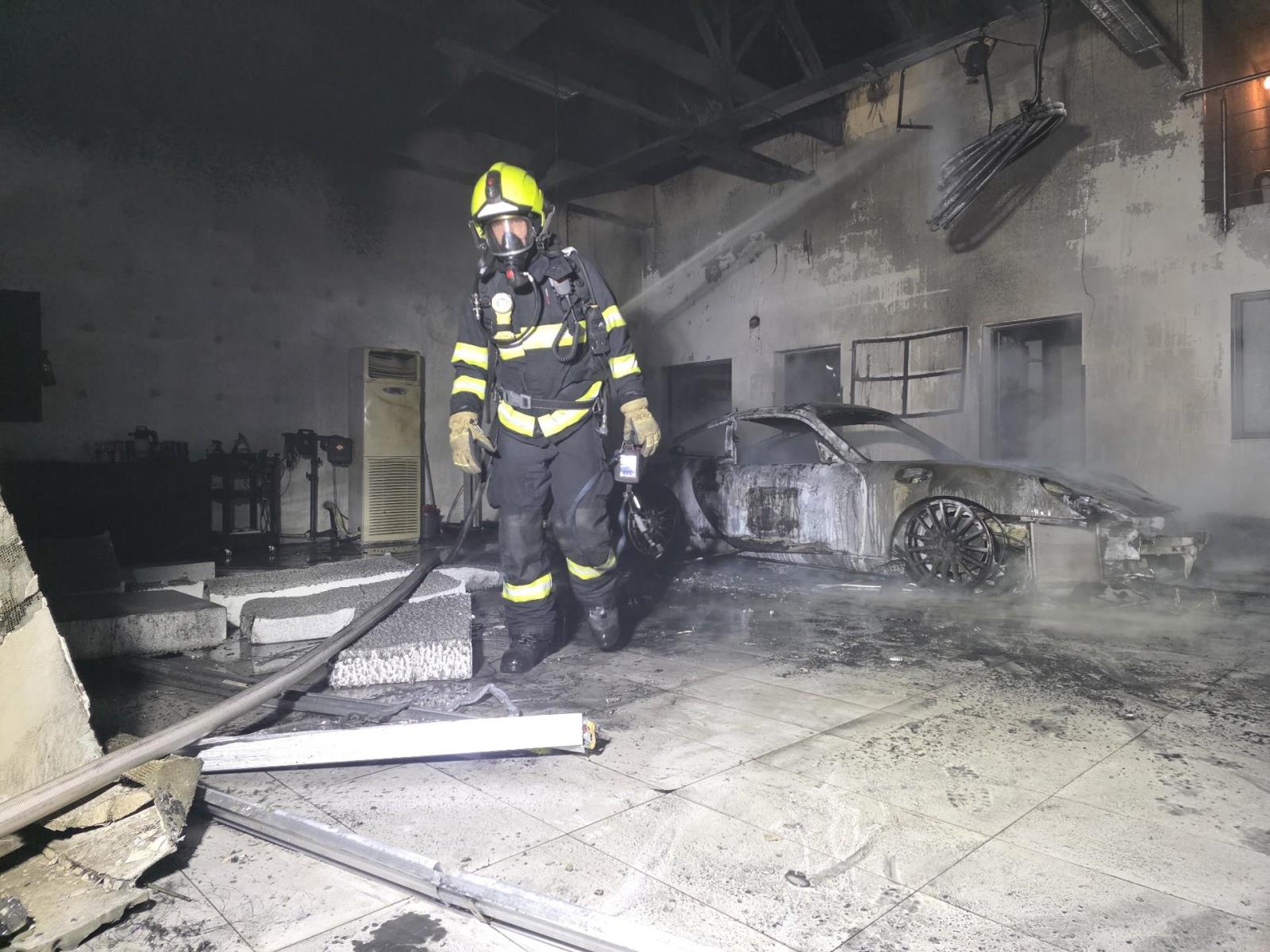 Hasiči v České Lípě zasahovali u požáru auta v autosalonu