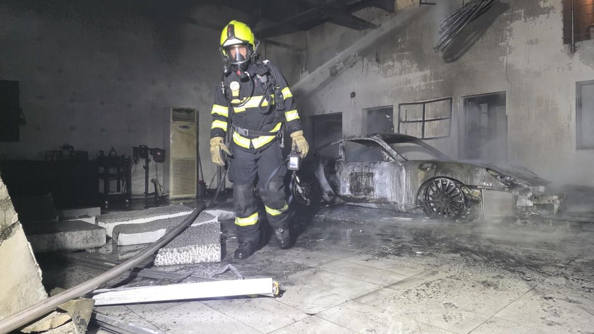 Hasiči v České Lípě zasahovali u požáru auta v autosalonu