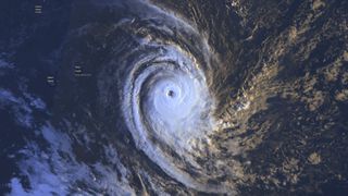 Cyklón Horacio prudce zesílil. Jako první letos dosáhl nejvyšší páté kategorie