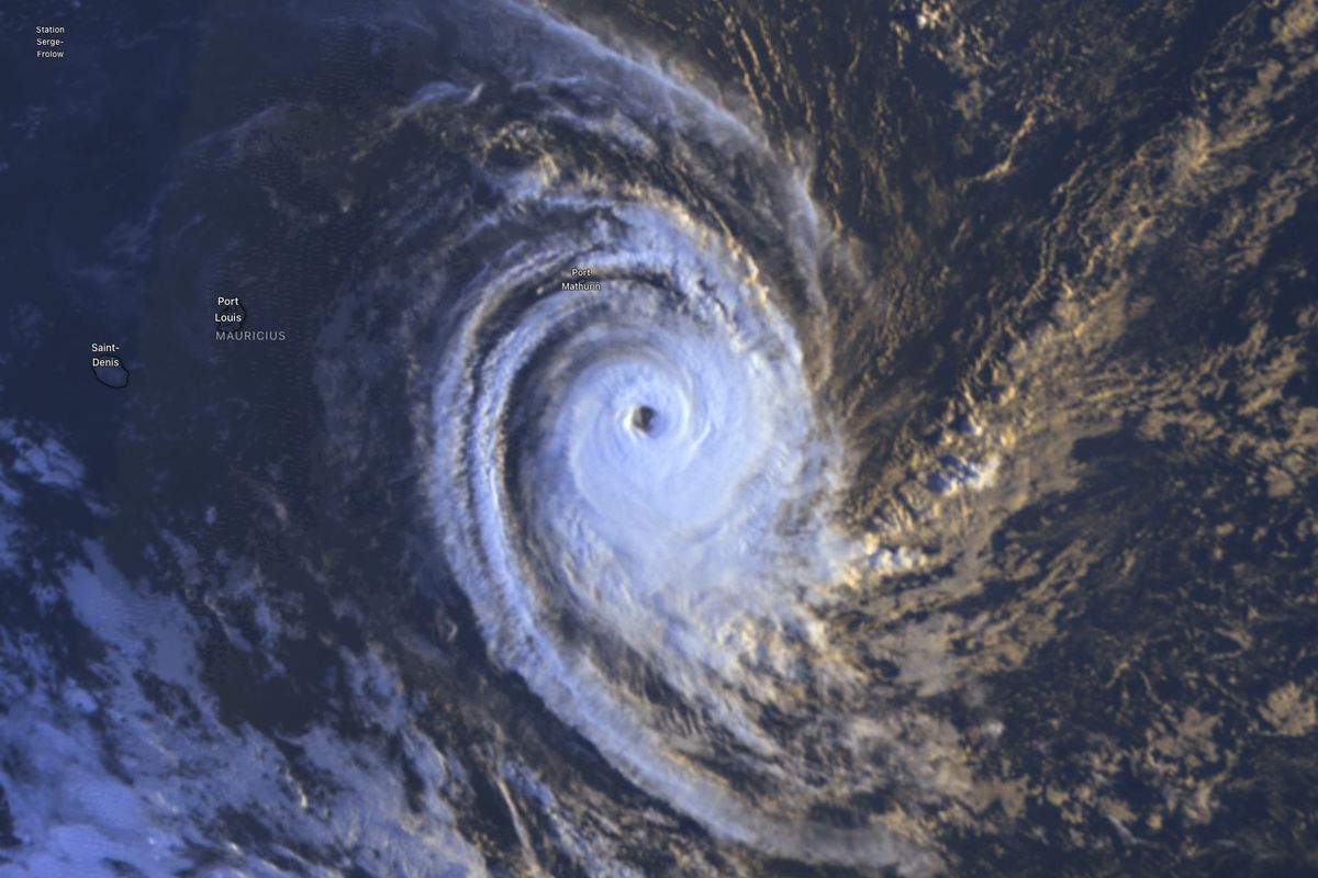 Cyklón Horacio prudce zesílil. Jako první letos dosáhl páté kategorie