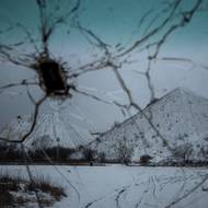 Antiutopie na východě Ukrajiny. Okupační armáda za cenu obrovských ztrát postupuje. Ještě před ní se lidé musí připravit na útoky raket a dronů.