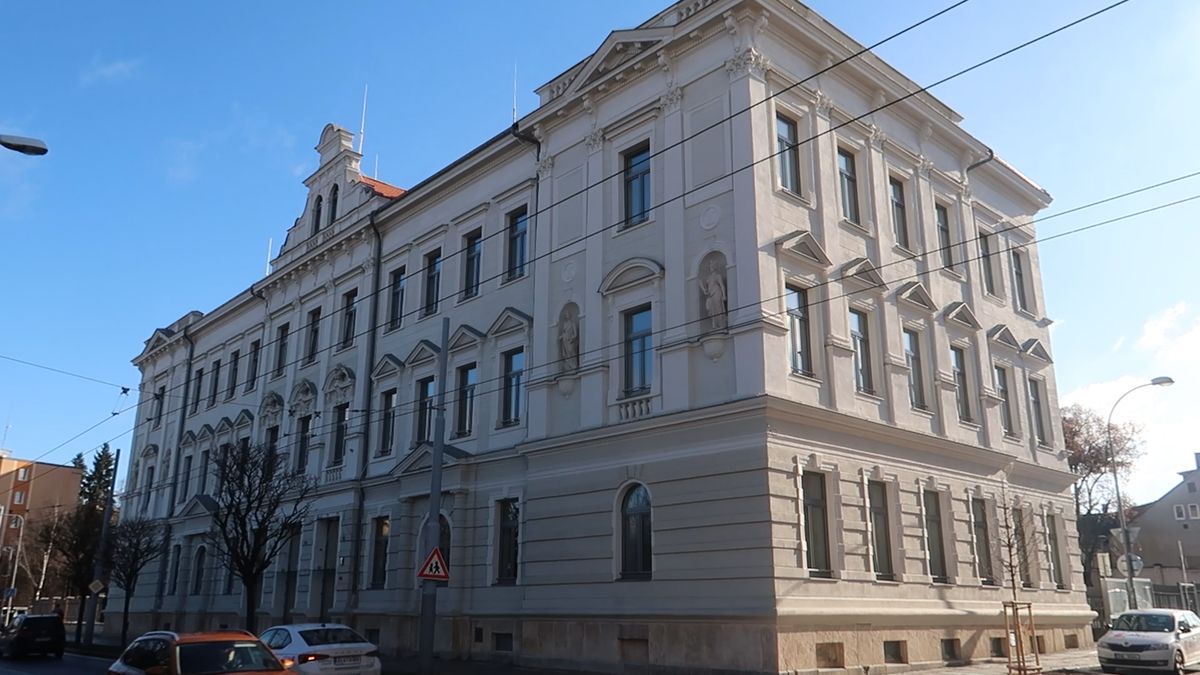 Místo žáků osmdesát úředníků. Z obecné školy si plzeňská Doubravka udělala radnici