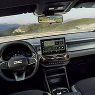 Interiér zůstal sériový, nabízí však plnou výbavu. 