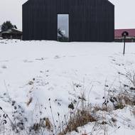 Výrazným znakem, jež dům na první pohled odlišuje, je fasáda z černého opalovaného dřeva.