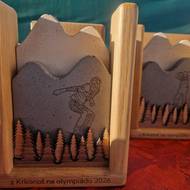 Speciální trofeje pro vrchlabské olympioniky mají atributy jejich sportů.