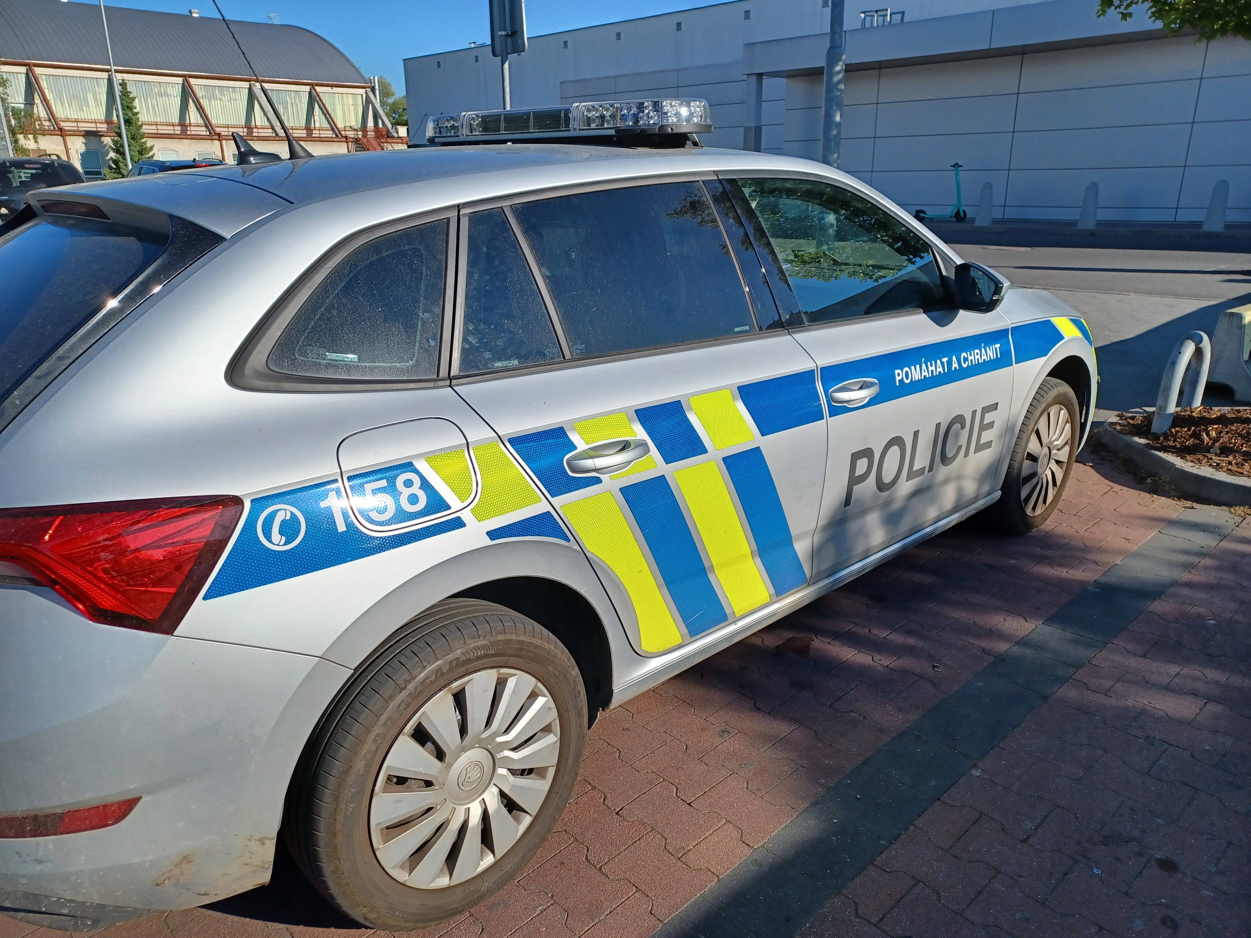 Značně opilý řidič naboural na Ústecku do odstaveného auta, ohrozil v něm sedící děti