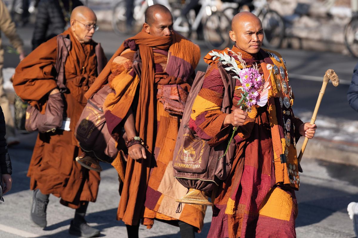 Pochod za mír. Mniši ušli 3700 kilometrů z Texasu do Washingtonu, jeden přišel o nohu