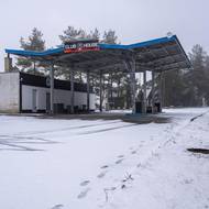 Čerpací stanice u obce Kařez v Plzeňském kraji je aktuálně klubovnou motorkářského klubu Black Ravens.