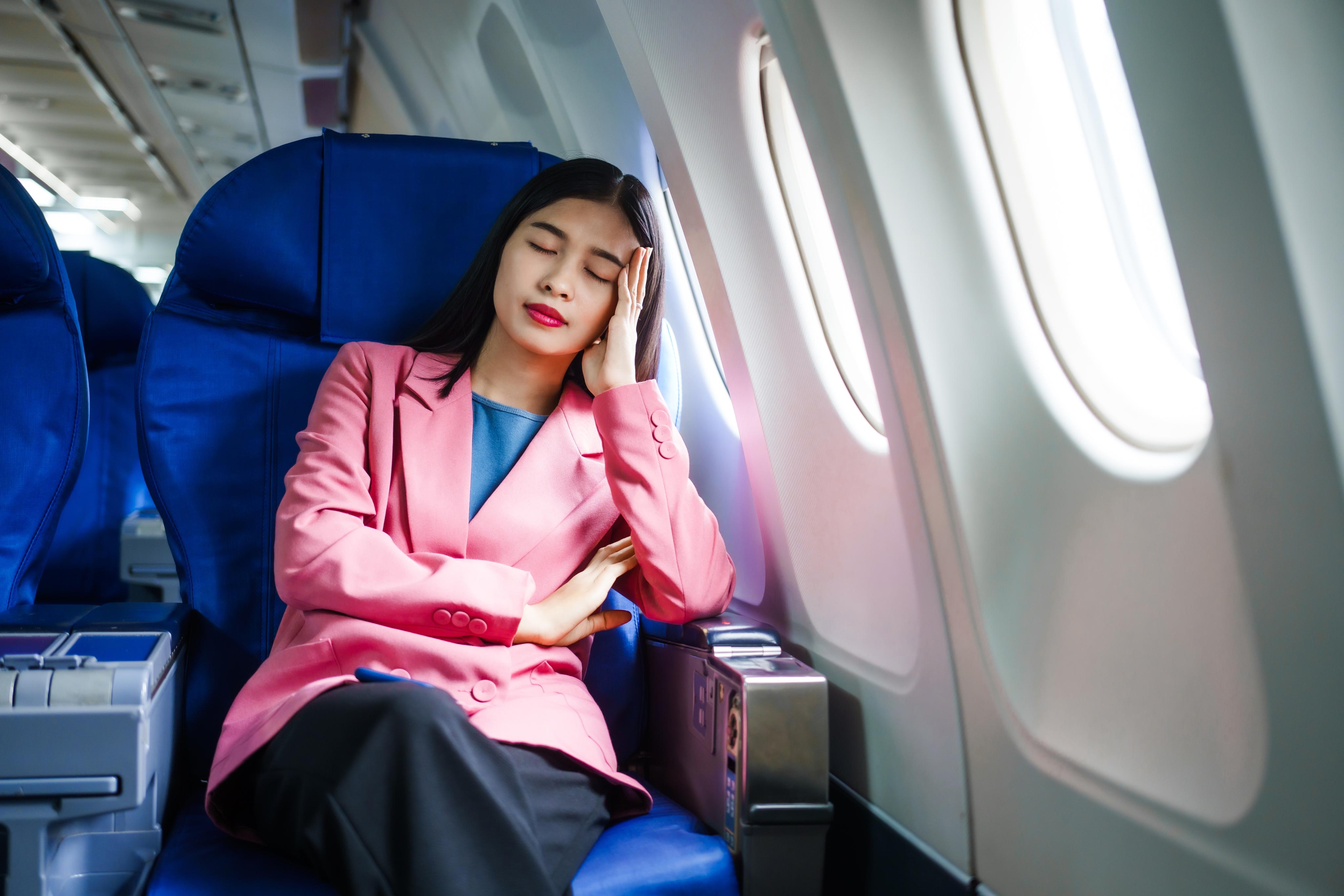 BẠN CÓ THÍCH NGỒI CẠNH CỬA SỔ TRONG MÁY BAY?