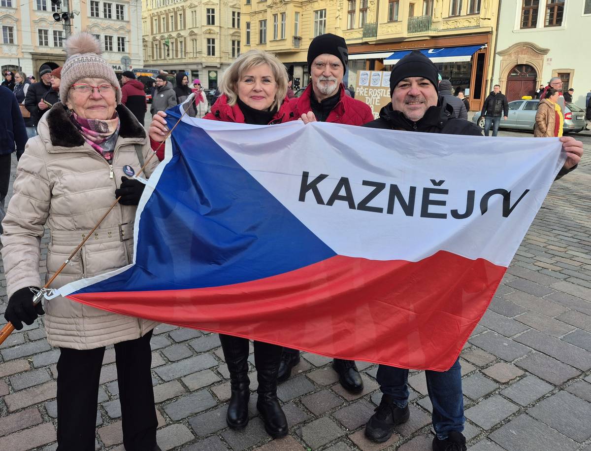 Lidé se začali scházet na plzeňském náměstí Republiky s předstihem. Z Kaznějova dorazil například Miloslav Ruchař (na fotografii zcela vpravo).
