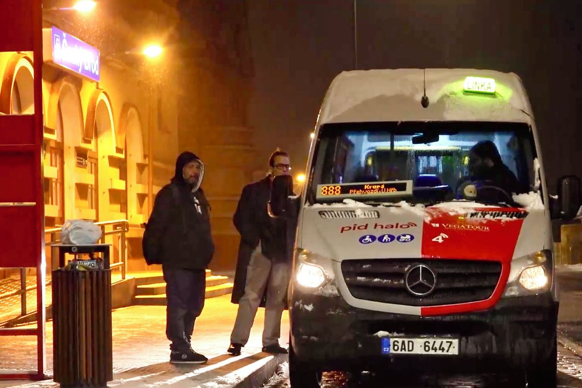 Jako taxík, ale za cenu lítačky. Ve středních Čechách vozí po večerech mikrobusy lidi skoro až domů