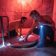 Joe Keery a Georgina Campbellová jako Teacake a Naomi odvážně prozkoumávají útroby skladů.