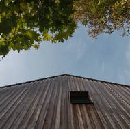 Stavba je tvarově střídmá.