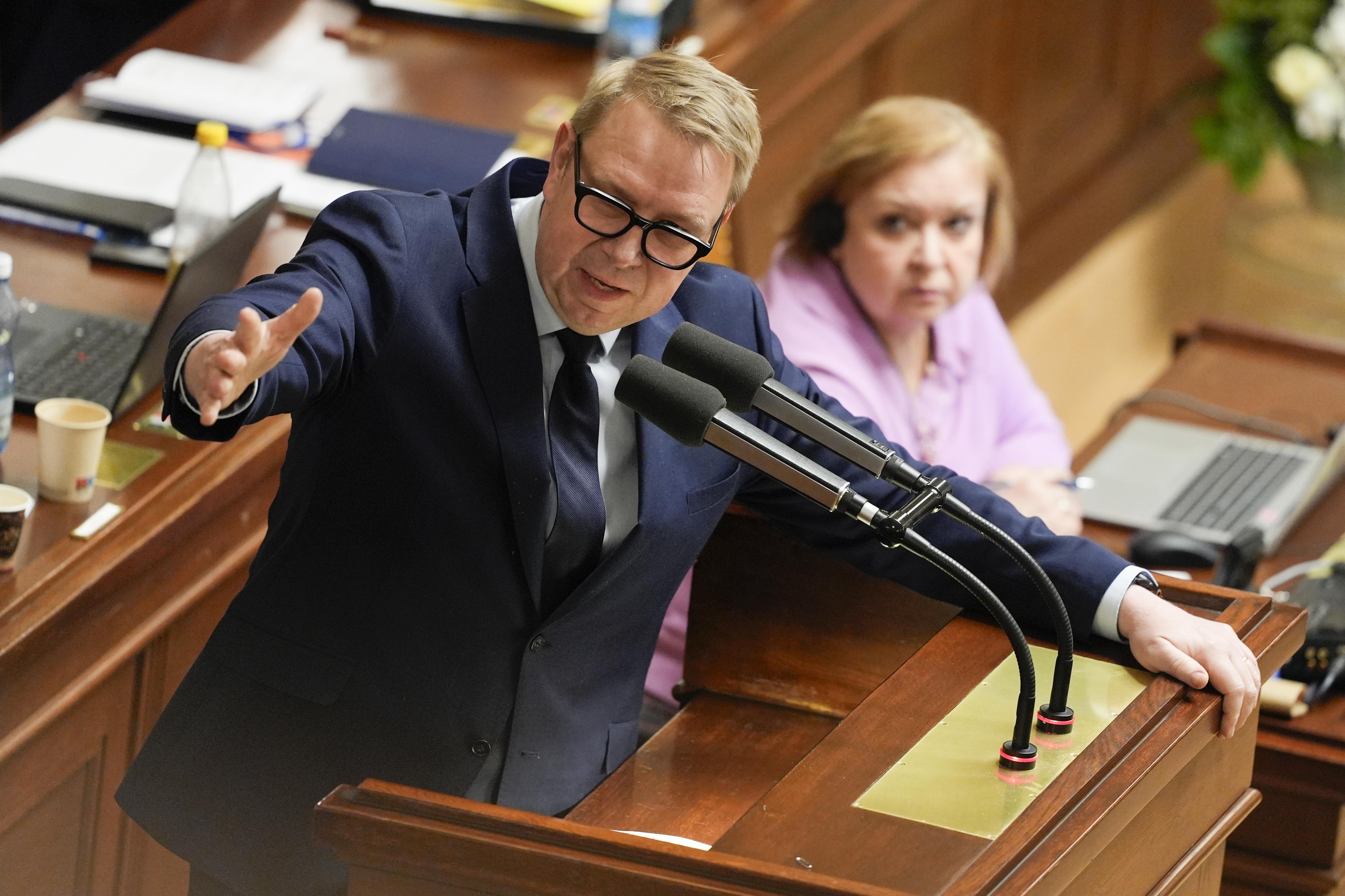 Juchelka změnil názor. Nechá podrobněji propočítat, kolik bude stát zrušení penzijní reformy