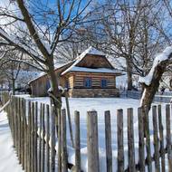 Chalupa jako malovaná. Vesnička Krátká je hezká celý rok, v zimě ale rozvášní nejednoho krajináře.