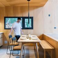 Interiér je obložený světlým místním dřevem guatambú.