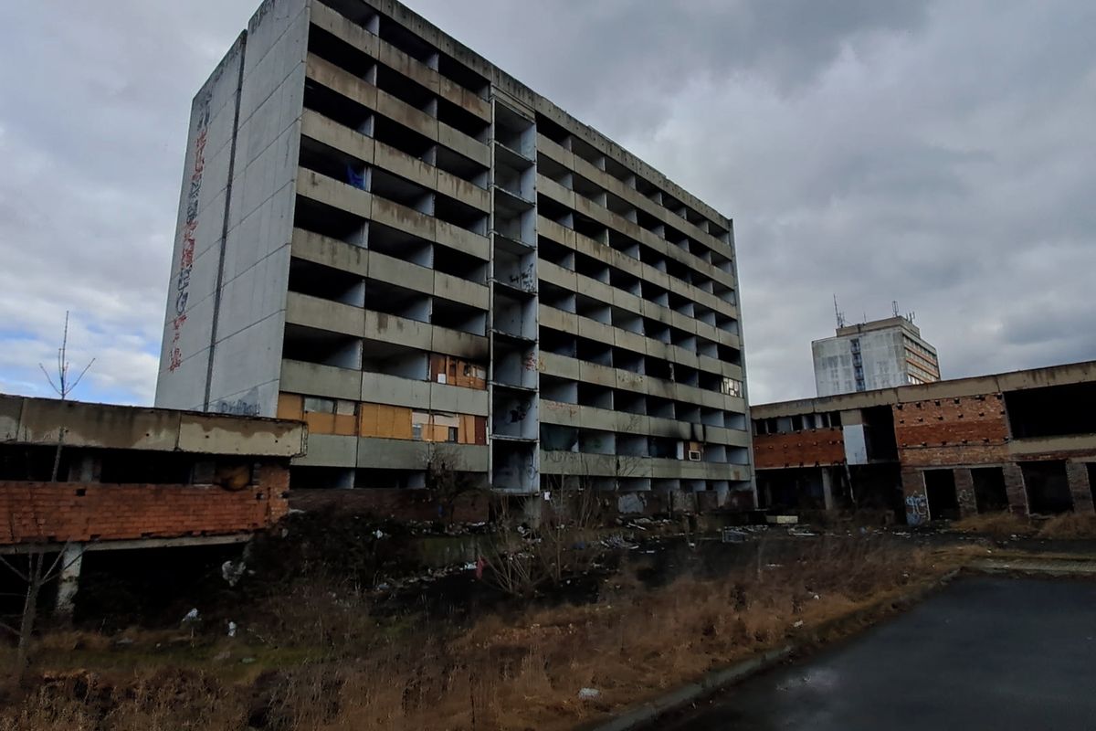 Bývalý hotel Máj v Ústí stále okupují bezdomovci, demolice ruiny je v nedohlednu