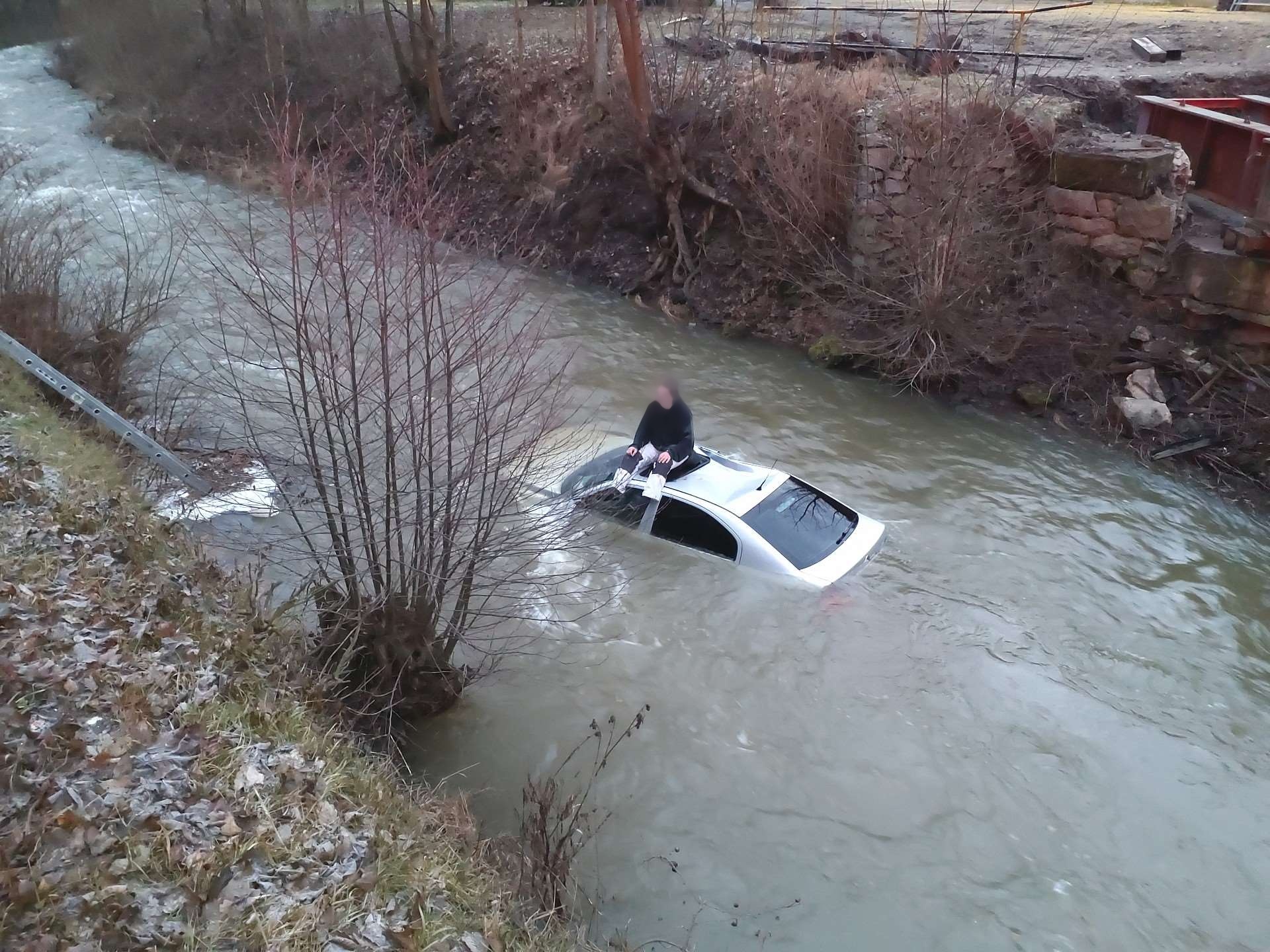 Řidič sjel u Blanska do řeky Punkvy, ze střechy auta ho zachraňovali hasiči 