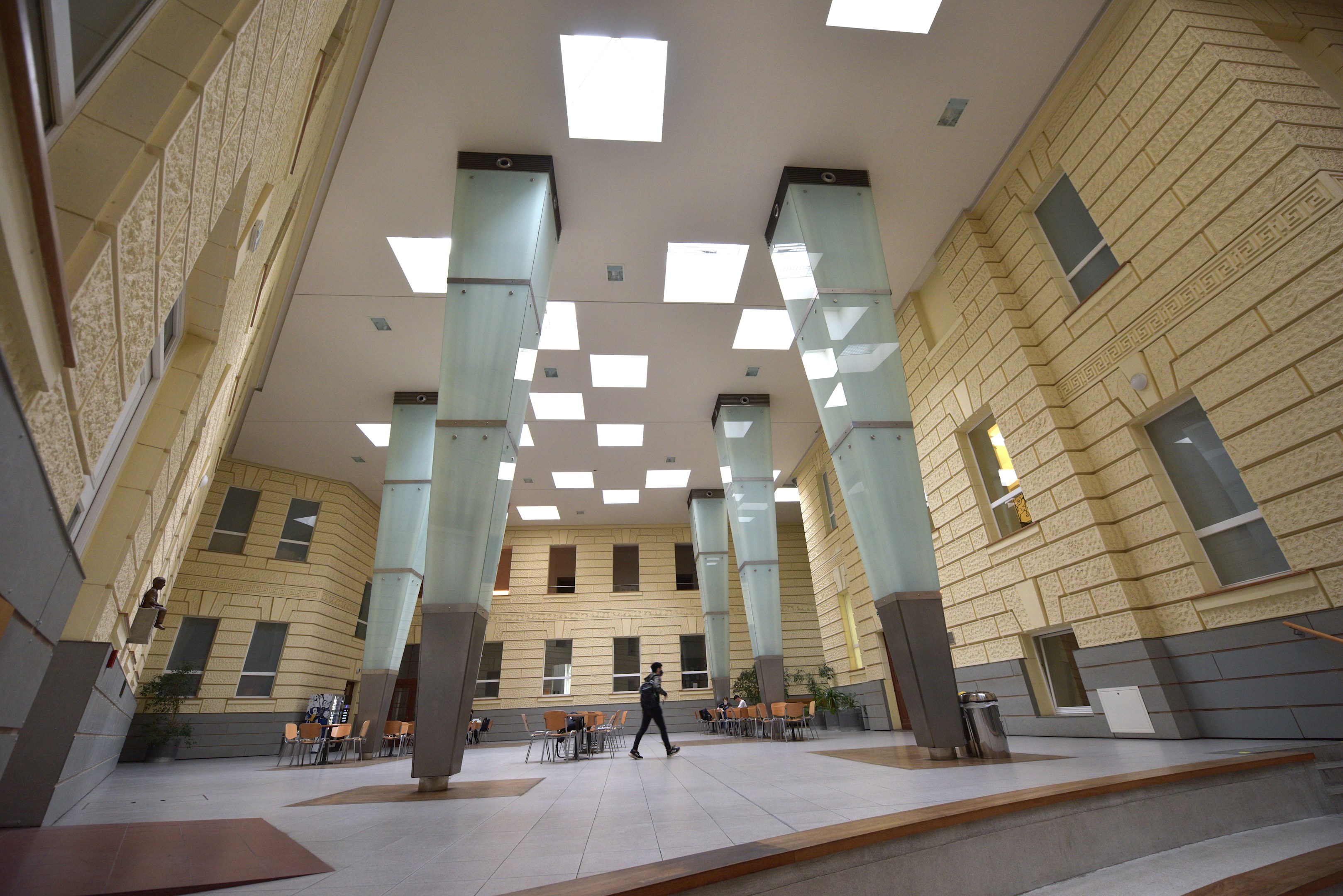 Student v Brně běhal po chodbách univerzity a chtěl si ublížit, zasahovala policie