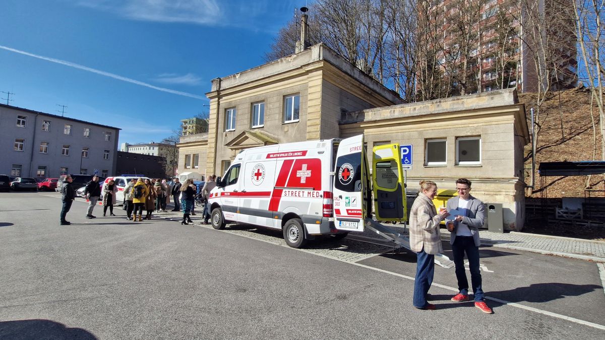 Po Liberci a Jablonci začne jezdit sociální sanitka. Bude nabízet ošetření lidem bez domova