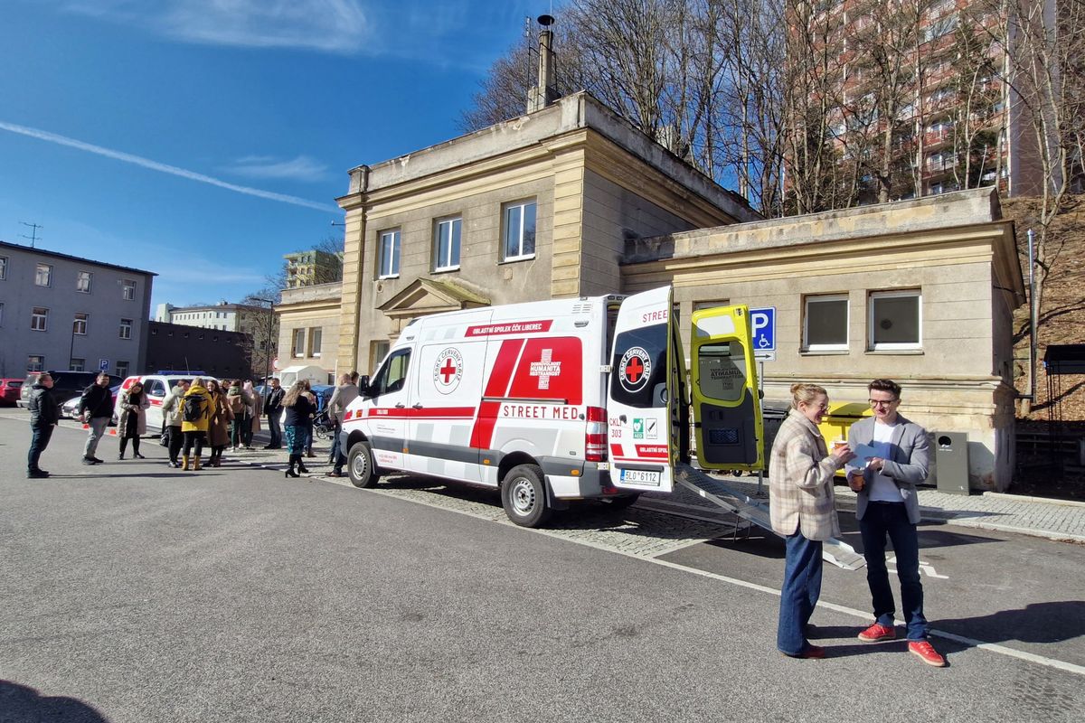 Po Liberci a Jablonci začne jezdit sociální sanitka. Bude nabízet ošetření lidem bez domova