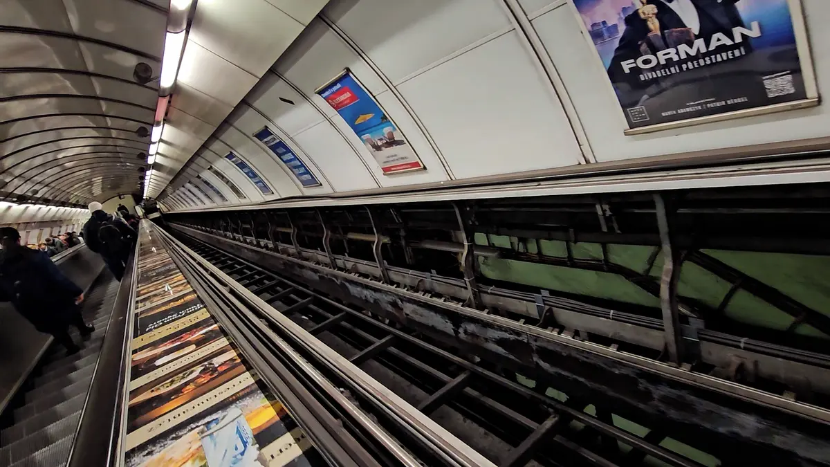 Za zničené eskalátory ve stanici metra Staroměstská může mladík, který si zapaloval cigaretu