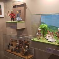 Pohádková  výstava prezentuje také množství originálních loutek.