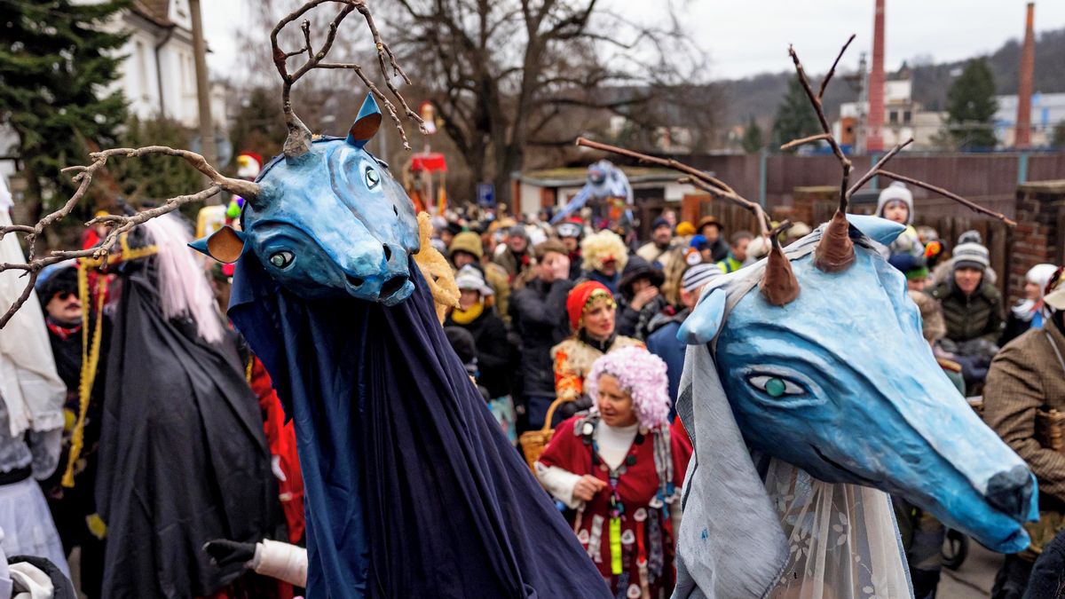 FOTO: Barevný průvod, masky a energie, která pohltila celé město. Roztoky předvedly výjimečnou show